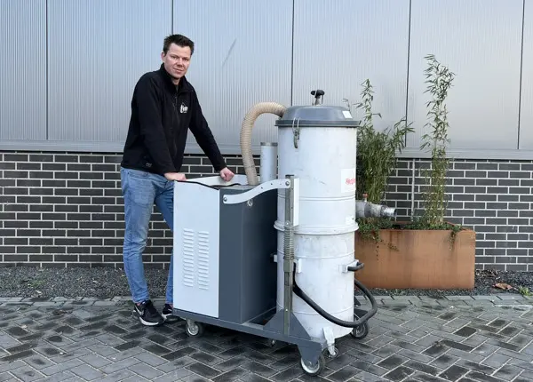 Industriële stofzuiger 5,5 kW 100 liter huren Rentimo voorkant