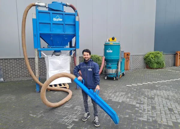 Deze industriële stofzuiger werkt op 380 Volt, 32 ampère en levert een vermogen van 13 kW